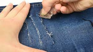 How to Fray Jeans with Razor and leave white threads